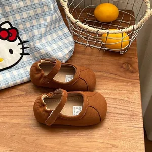 Elegantes zapatos Mary Jane de gamuza marrón para niñas con suelas blandas y correa.