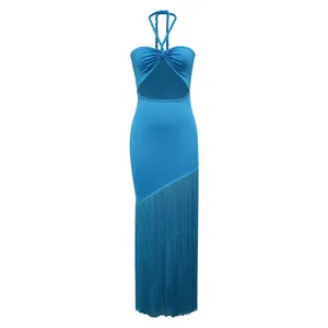 Vorderansicht eines blauen Halter-Maxikleides mit Taillenausschnitt und langen Fransen.