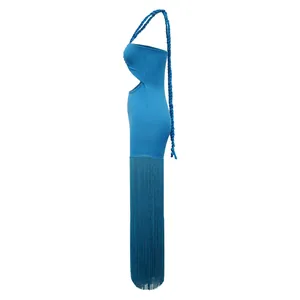 Detailreiche Seitenansicht eines blauen Schlauchkleides mit langen Fransen und Cut-out-Taille
