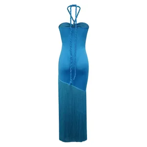 Makro-Detailansicht der Haltergurte und blauen Seidenfransen an einem Bandagenkleid