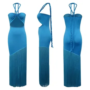 Detaillierte Mehrwinkelansichten eines blauen Neckholder-Maxikleids mit Fransen und Ausschnitt.