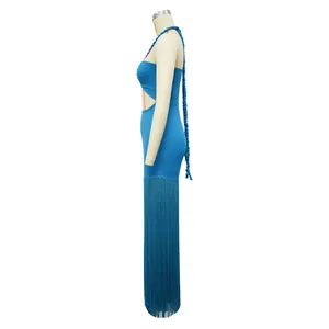 Seitenansicht eines eleganten blauen trägerlosen Maxikleides mit langen Fransen und Ausschnitt