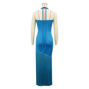 Rückansicht eines eleganten blauen Bandagekleides mit langen Quasten-Fransen-Details