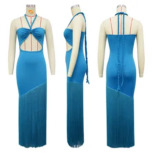 Mehrwinkelansicht des blauen Fransen-Maxikleides mit Ausschnitt und Bandage-Stil.