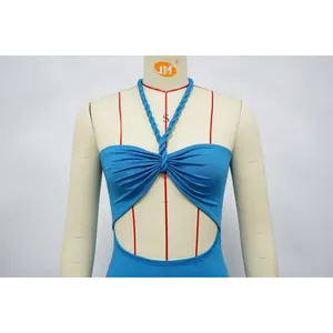 Nahaufnahme eines leuchtend blauen Bandage-Neckholder-Kleids mit gedrehten Seilträgern.