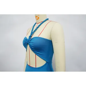 Detailansicht eines blauen trägerlosen Bandagekleids mit gedrehtem Neckholder und Ausschnitt.