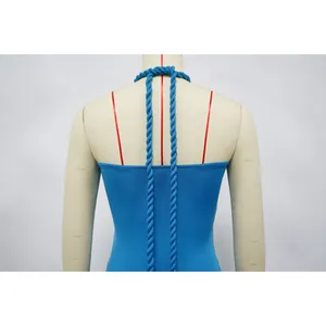 Detailansicht der Rückseite eines blauen trägerlosen Bandagenkleides mit Seilhalter