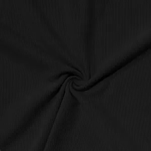 Gros plan sur la texture du velours côtelé noir avec des détails côtelés fins pour homme