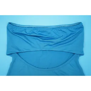 Detailansicht eines elektrisch blauen schulterfreien Verbandkleides mit Ausschnitt-Design