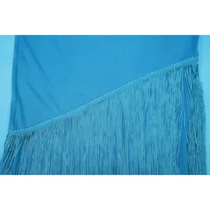 Nahaufnahme des langen blauen Fransen-Details an einem eleganten schulterfreien Partykleid