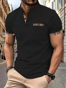Détail d'un polo noir pour homme avec des finitions à carreaux élégantes au col et manches
