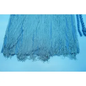 Makro-Detail von blauen Quastenfransen und Kordel an einem Sommer-Bandage-Abendkleid