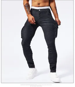 Vista dettagliata dei jeans cargo slim da uomo in stile americano con tasche