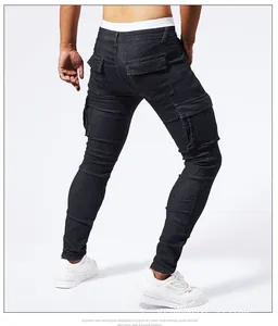 Vista posteriore dettagliata di jeans cargo neri slim-fit da uomo con tasche multiple