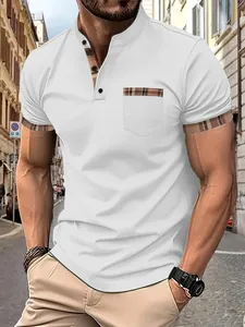 Vue détaillée d'un polo blanc pour homme avec col officier et garniture de poche à carreaux