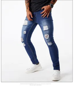 Detailansicht der destroyed Herren-Skinny-Jeans in Blau mit Flicken und Stretch-Passform