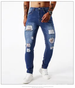 Stylische blaue Herren-Röhrenjeans mit modischen Rissen und Patches in Stretch-Passform.
