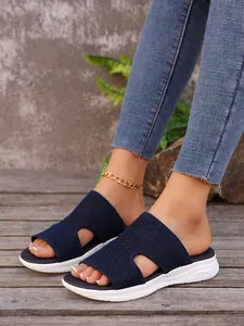 Sandales à bout ouvert en maille bleu marine avec semelle compensée blanche