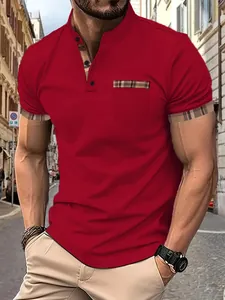 Vue détaillée d'un polo rouge pour homme avec col montant et bordures à carreaux