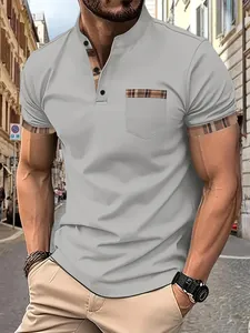 Gros plan d'un polo gris pour homme avec bordure à carreaux au col et manches.