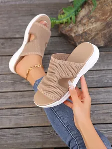 Vue détaillée de sandales en maille beige avec semelles compensées blanches épaisses