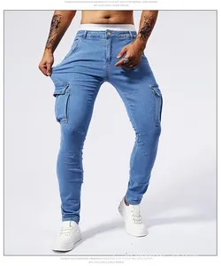 Dettaglio di pantaloni cargo in denim blu chiaro con tasche laterali e tessuto elastico.