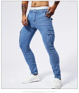 Jeans cargo uomo slim fit con tasche laterali a pattina e lavaggio azzurro