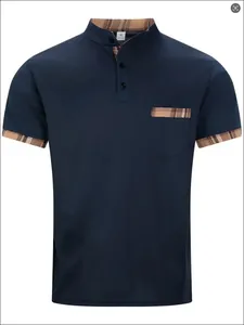 Vue de face d'un polo bleu marine pour homme avec d'élégantes finitions à carreaux au col