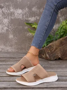 Vue détaillée des sandales en maille beige pour femmes avec semelles compensées blanches