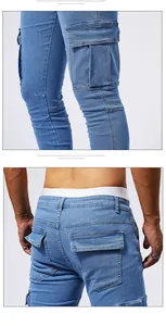 Dettaglio ravvicinato di jeans cargo multitasche da uomo con vestibilità slim e cuciture