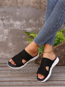 Vue détaillée de sandales compensées en maille noire avec design ajouré sur modèle