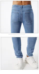 Detailansicht der Rückseite und Beine der hellblauen Herren Slim-Fit Stretchjeans