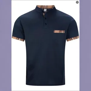 Polo bleu marine à manches courtes pour hommes avec col montant et détails à carreaux.