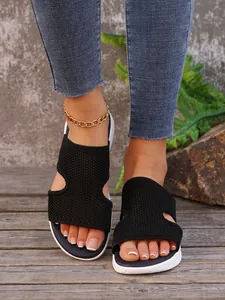 Mules compensées pour femmes en maille noire avec découpes ajourées et bout ouvert