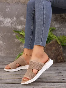 Gros plan sur des sandales en maille kaki respirantes avec semelles sportives blanches