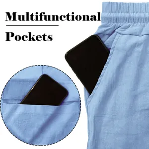 Detail der tiefen Multifunktionstaschen an blauer, atmungsaktiver Cargohose