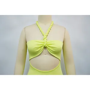 Detailaufnahme eines limettengrünen Neckholder-Kleides mit gedrehten Trägern