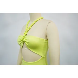 Detailansicht eines neongrünen Bandagenkleids mit gedrehtem Neckholder-Detail aus Seil