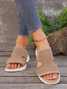 Vue détaillée de mules beiges pour femmes en maille fly-knit avec une semelle compensée blanche