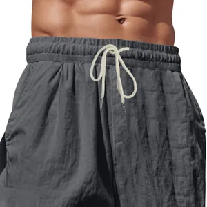 Detailansicht des elastischen Hosenbunds einer Herren-Freizeithose mit Kordelzug.
