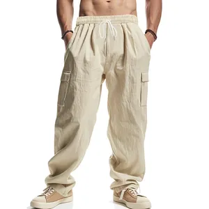 Nahaufnahme einer beigen Cargo-Hose mit elastischem Kordelzug und praktischen Seitentaschen.
