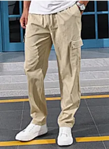 Pantalones cargo anchos para hombre en color caqui con bolsillos laterales funcionales.