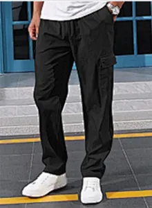 Pantalones cargo negros de hombre con corte holgado y múltiples bolsillos estilo casual.