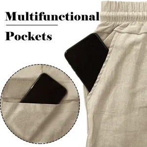 Detailansicht der Multifunktionstaschen einer atmungsaktiven beigen Freizeithose für Herren.