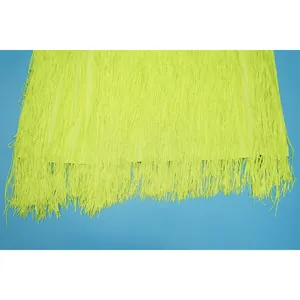 Hochauflösendes Makro-Detail von neon-lindgrünen Fransen an einem Sommer-Bandagenkleid