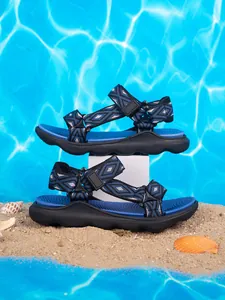 Vista dettagliata di sandali sportivi per bambini su uno sfondo di spiaggia estiva