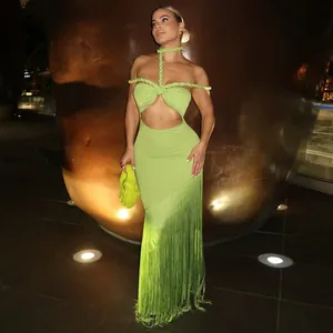 Limonengrünes Maxikleid mit Halfter-Ausschnitt, Taillenausschnitt und langen Fransen.