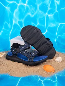 Dettaglio di sandali da spiaggia antiscivolo per bambini con cinturini blu a motivi