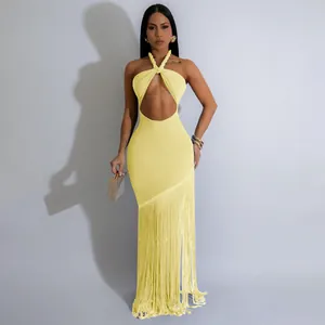 Elegantes gelbes Neckholder-Maxikleid mit Cut-out-Detail und langem Fransensaum