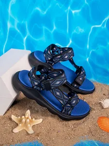 Sandali da spiaggia blu per bambini con cinturini geometrici vista dettagliata